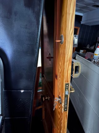 Puerta de entrada de madera