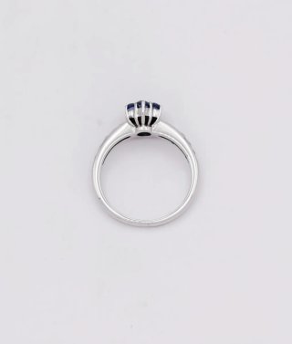 Anillo floral de zafiros en oro blanco de 18K