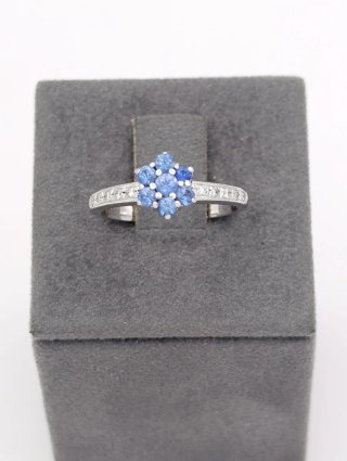 Anillo floral de zafiros en oro blanco de 18K