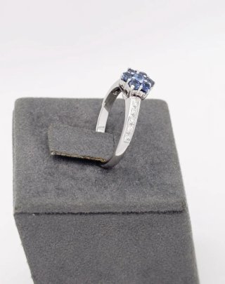 Anillo floral de zafiros en oro blanco de 18K