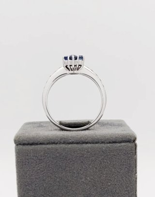 Anillo floral de zafiros en oro blanco de 18K