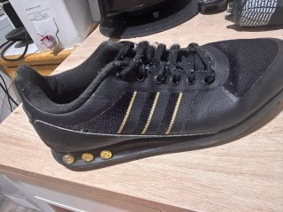 Zapatillas Adidas Negras y Doradas