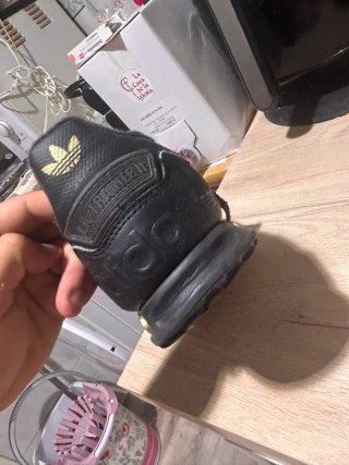 Zapatillas Adidas Negras y Doradas