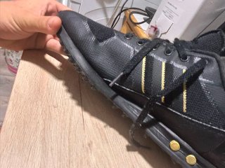 Zapatillas Adidas Negras y Doradas