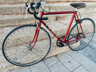 Bicicleta carretera clásica roja