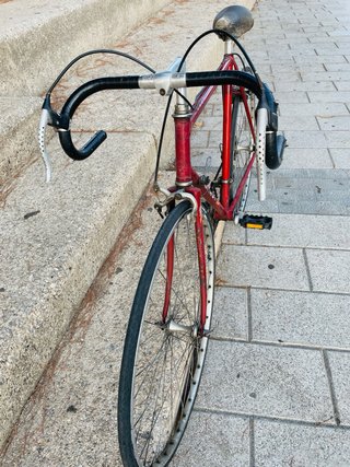 Bicicleta carretera clásica roja