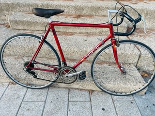 Bicicleta carretera clásica roja