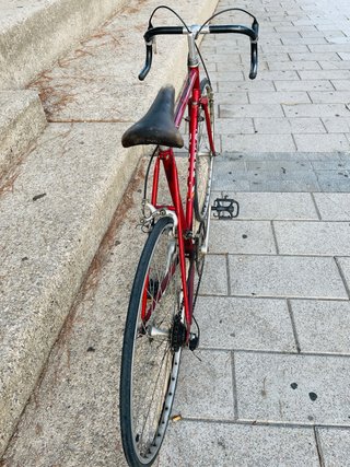 Bicicleta carretera clásica roja