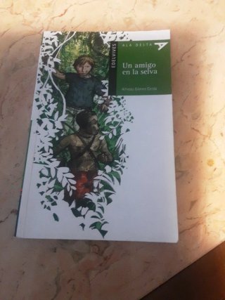 Libro juvenil "Un amigo en la selva"