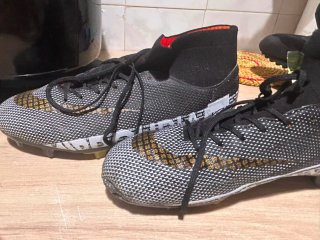 Botas de fútbol Nike negras y doradas