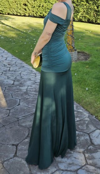 Vestido invitada verde con abertura