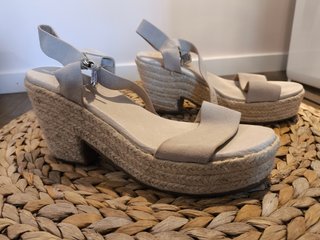 Sandalias tacón de esparto y piel beige. Talla 41