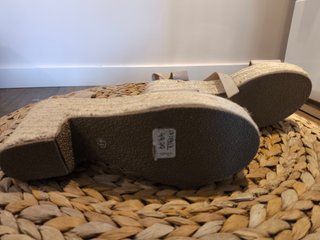 Sandalias tacón de esparto y piel beige. Talla 41
