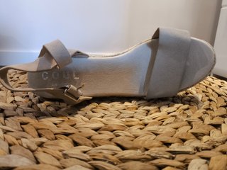 Sandalias tacón de esparto y piel beige. Talla 41