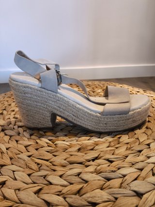 Sandalias tacón de esparto y piel beige. Talla 41