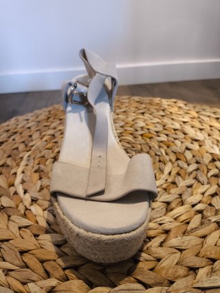 Sandalias tacón de esparto y piel beige. Talla 41