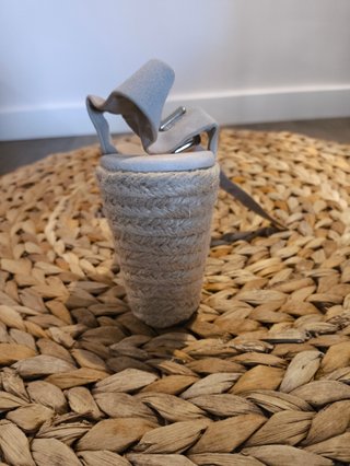 Sandalias tacón de esparto y piel beige. Talla 41