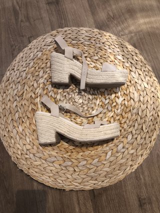 Sandalias tacón de esparto y piel beige. Talla 41