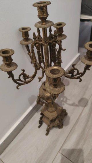Candelabro de metal dorado
