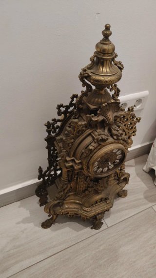 Candelabro de metal dorado