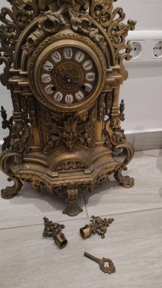 Candelabro de metal dorado