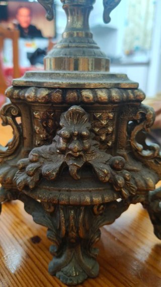 Candelabro de metal dorado