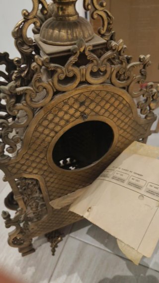Candelabro de metal dorado