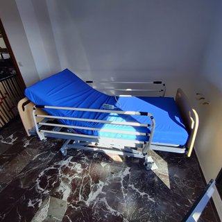 Cama articulada hospitalaria