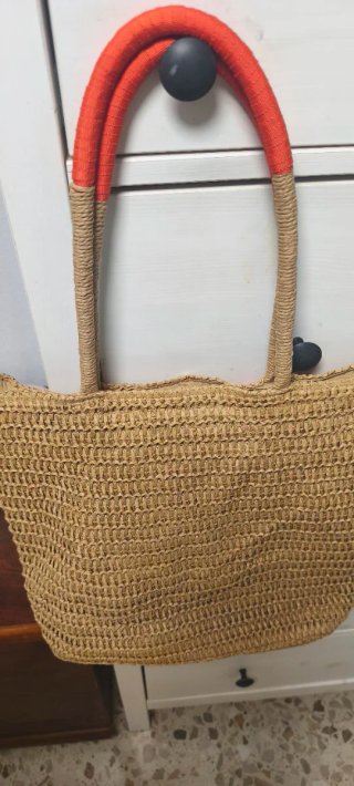 Bolso de rafia con pompones. Tiene cremallera