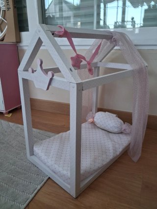 Casita de madera para muñecas