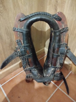 Collarín de Caballería Cuero Rojo