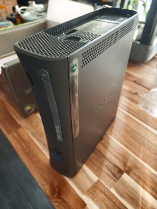 Xbox 360 Elite con caja y manuales.