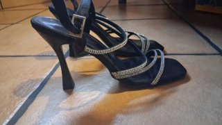 Tacones negros con tiras brillantes