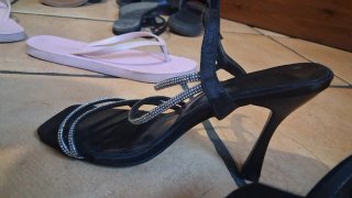 Tacones negros con tiras brillantes