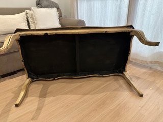 Mesa baja de madera rústica