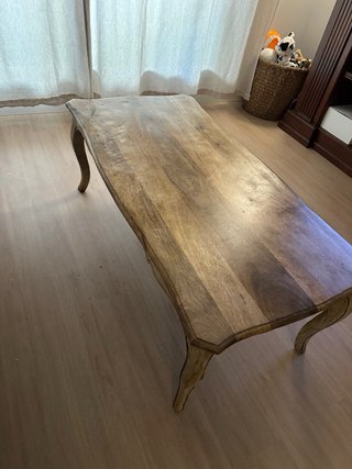 Mesa baja de madera rústica