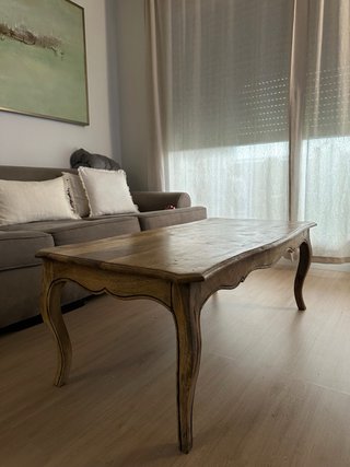 Mesa baja de madera rústica