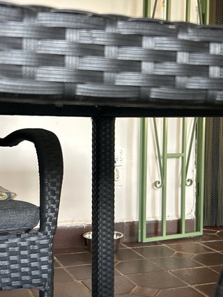 Tavolo da pranzo in rattan e vetro per 4 sedie