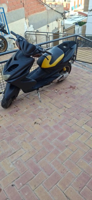 Yamaha Aerox 50 Scooter Negra y Amarilla