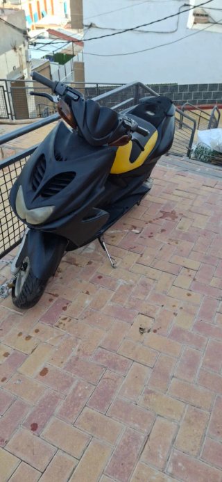 Yamaha Aerox 50 Scooter Negra y Amarilla