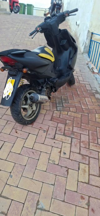 Yamaha Aerox 50 Scooter Negra y Amarilla