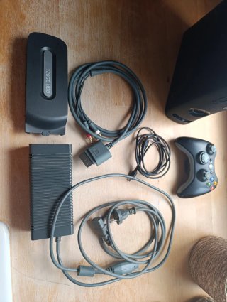 XBOX 360 Elite: COD Modern Warfare 2 Edition