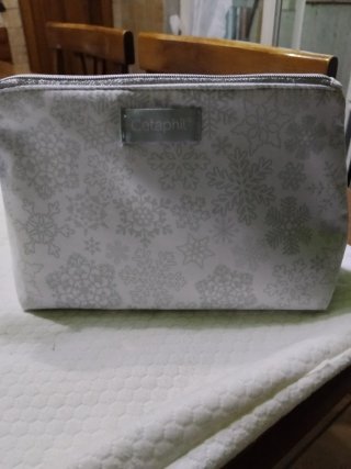Pochette Clarins bianca con fiocchi di neve