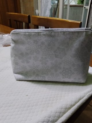 Pochette Clarins bianca con fiocchi di neve