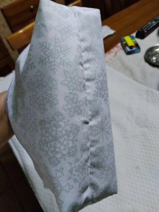 Pochette Clarins bianca con fiocchi di neve