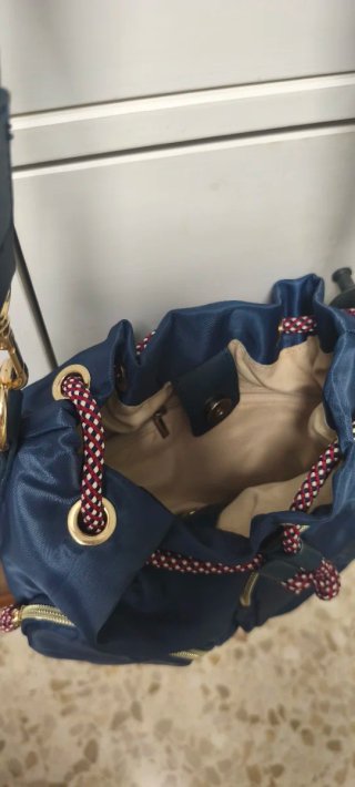 Bolso azul de tela con cordones