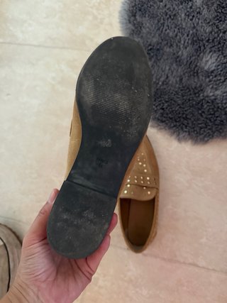 Mocasines MNG ante camel tachuelas doradas