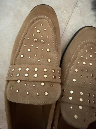 Mocasines MNG ante camel tachuelas doradas