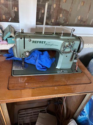 Máquina de coser Refrey Transforma con mueble
