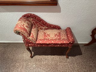 Poltrona rivestita in stile classico